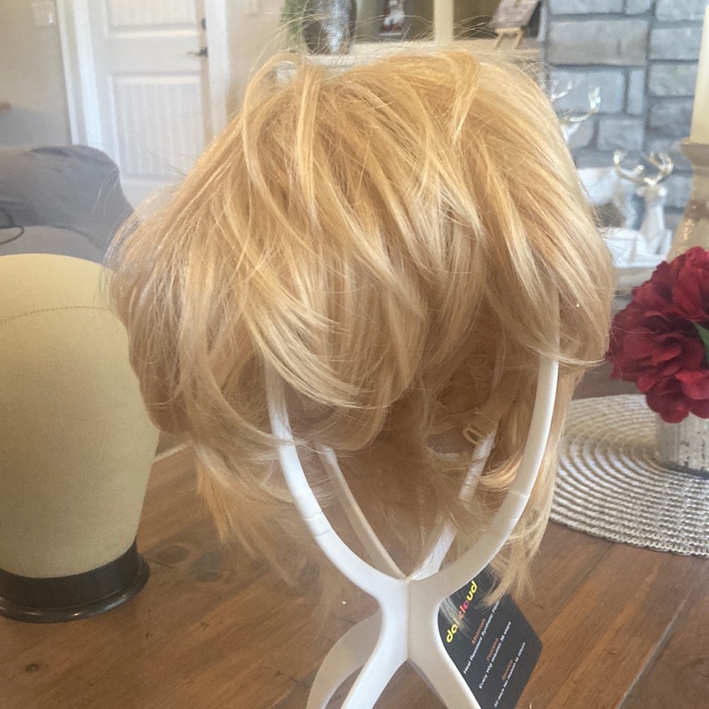 Short blonde wig